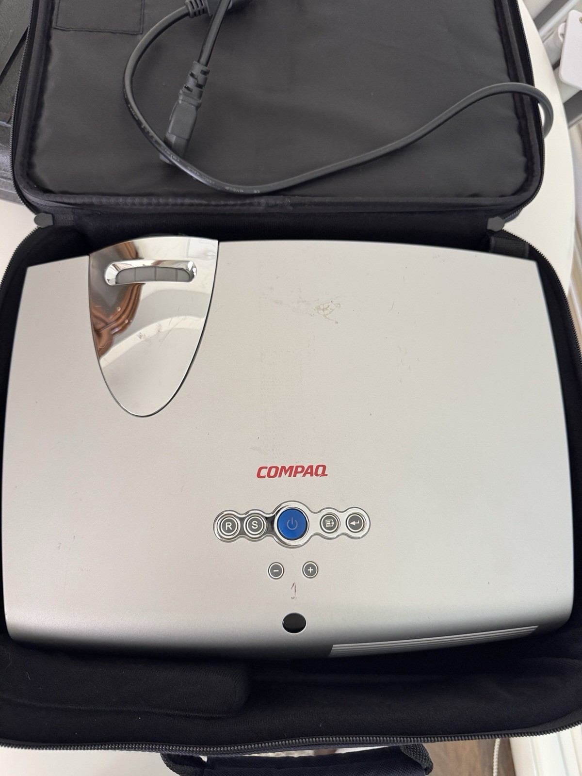 Compaq iPAQ MP1200 VGA LCD Projector With Carry Bag