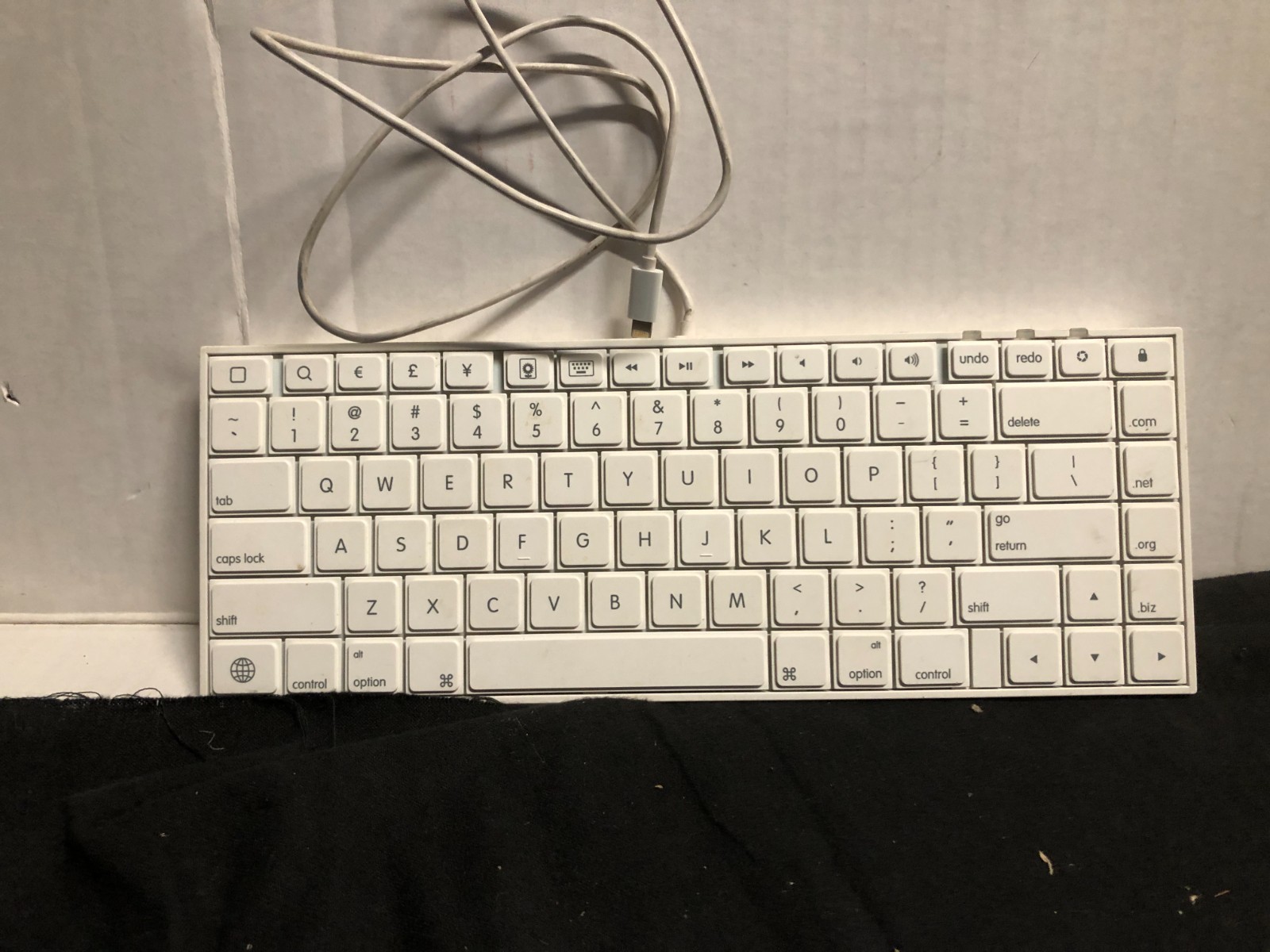 MACALLY 30 Pin Wired Lightning Keyboard for iPad, iPhone, & iPod Touch iKeyLT