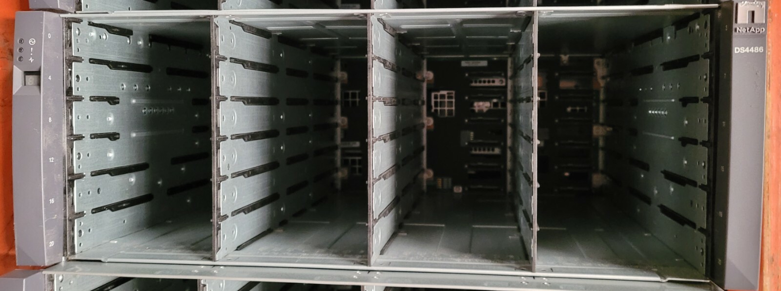Netapp DS4486 Disk Array Shelf w/ 2x IOM6 Controllers, 4x PSU