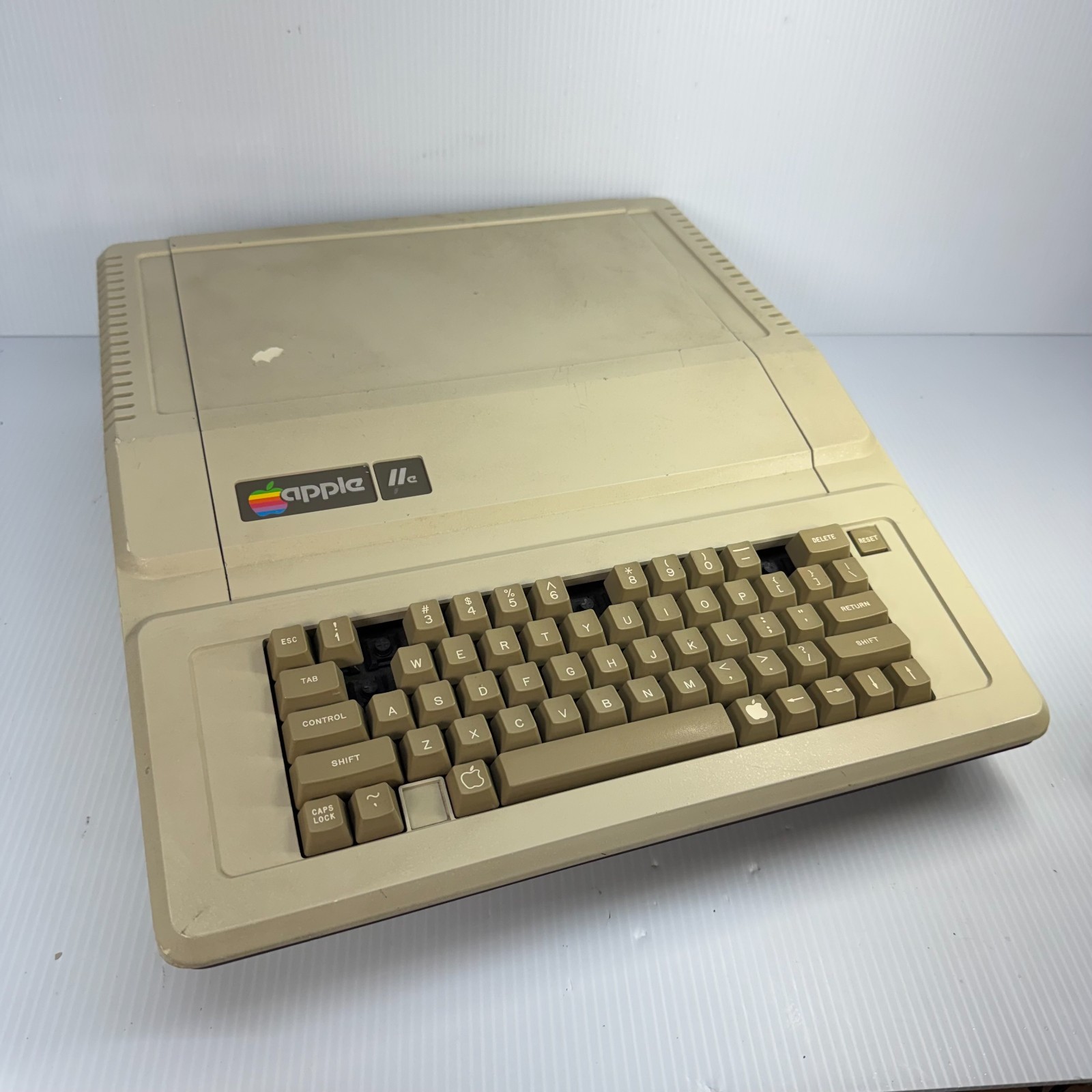 Apple IIe Vintage Computer A2S2064 - AS IS - UNTESTED - FOR PARTS ONLY