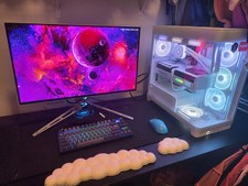 High-End RTX 5080 Gaming PC Setup – 9800X3D, OLED 540Hz Monitor & Secretlab De picture